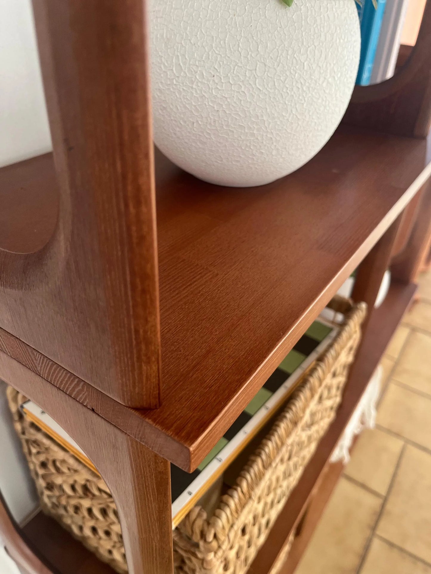 Mid-Century modern shelf |Illuminator