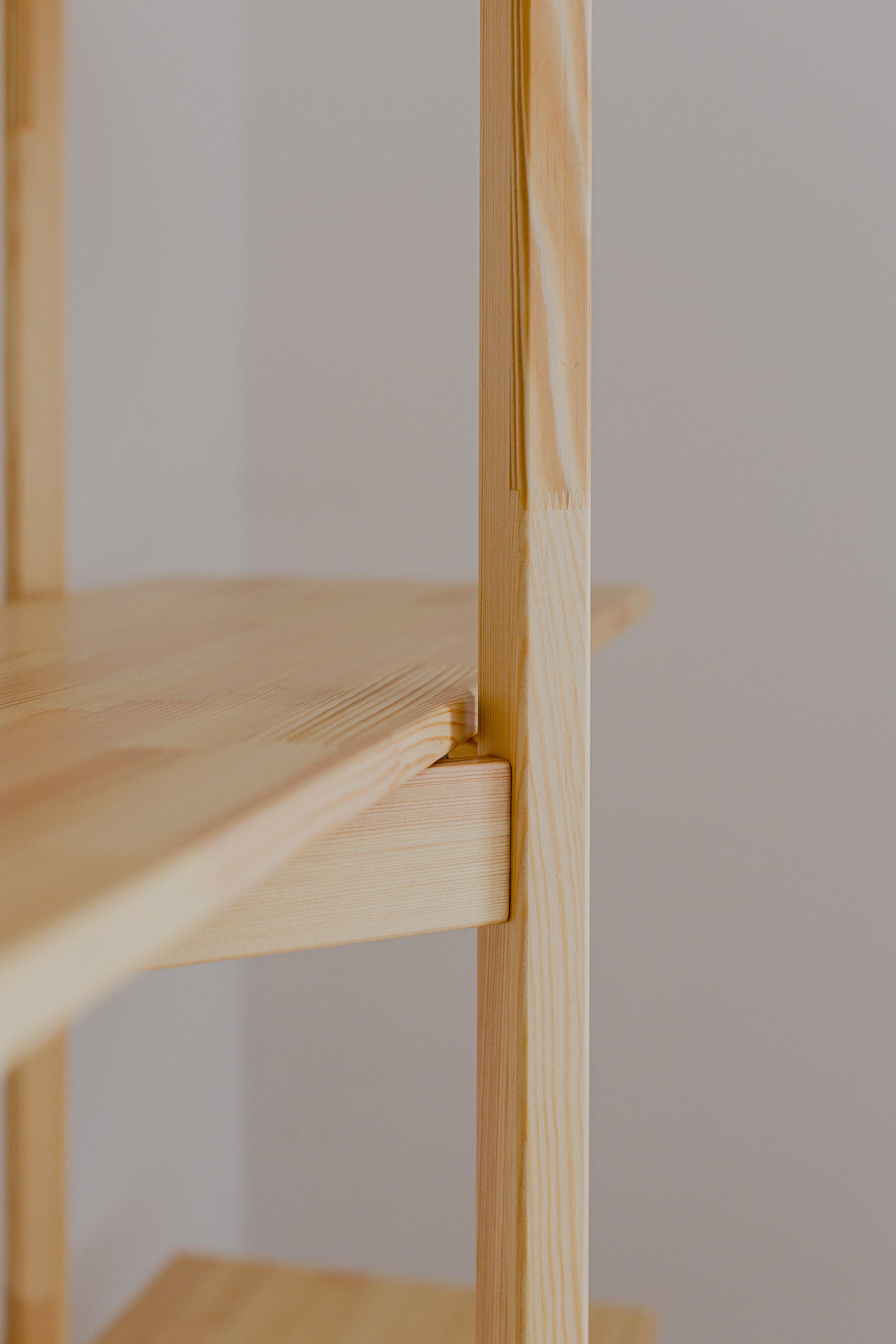 Bücherregal im Mid-Century-Modern-Stil