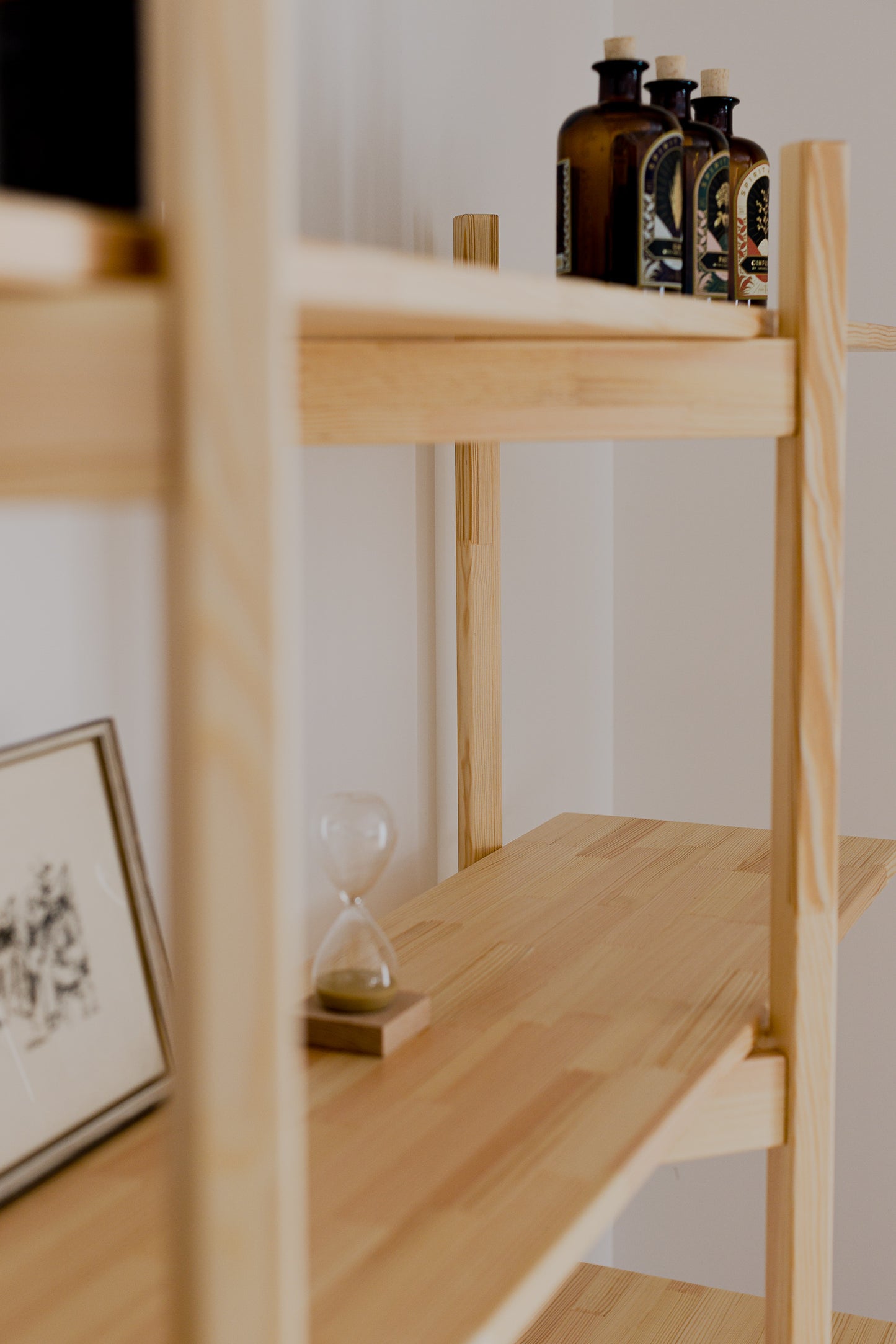 Bücherregal im Mid-Century-Modern-Stil